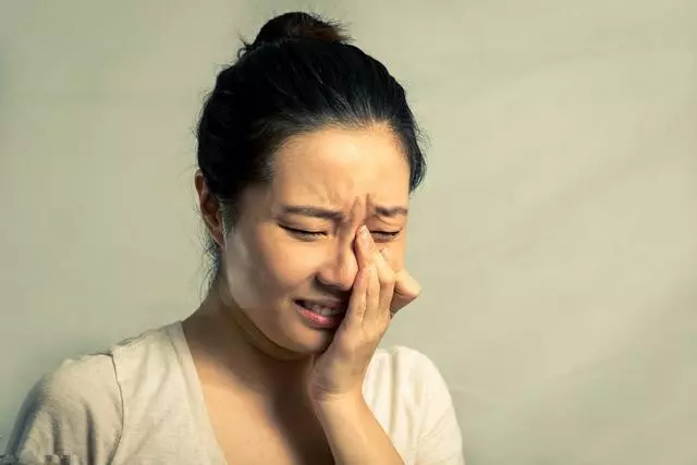 女兒遠嫁母親不認她,3年後她帶孩子回家,跑去山裡痛哭