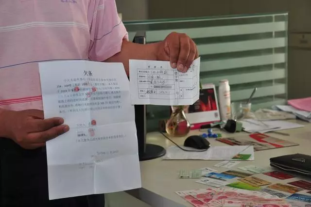 大哥來城裡弟弟家還錢,弟弟撕了欠條,說:「哥,你已經還過了」
