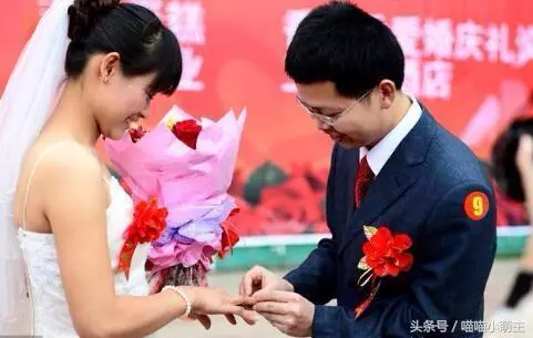 姐姐遠嫁外地,生孩子後我去看她,推門看到桌上的菜,我轉身落淚