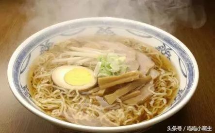 姐姐遠嫁外地,生孩子後我去看她,推門看到桌上的菜,我轉身落淚