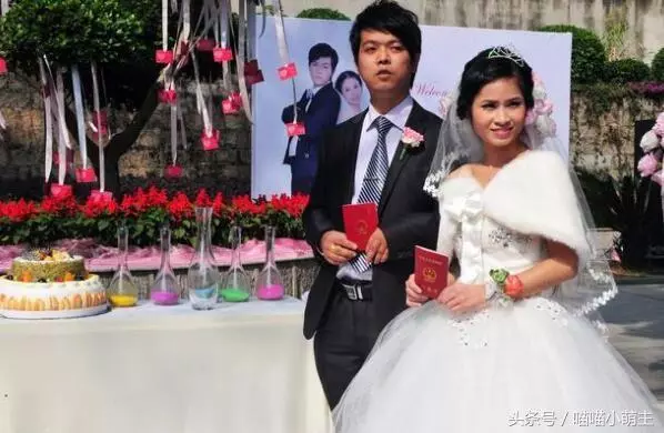 生下雙胞胎兒子,婆婆送我一張卡,取錢時看到餘額,我把卡退給她