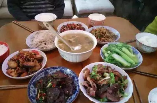 生下孩子後,老公卻從不同桌吃飯,衣服兜里發現藥瓶,我欲哭無淚