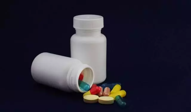 生下孩子後,老公卻從不同桌吃飯,衣服兜里發現藥瓶,我欲哭無淚