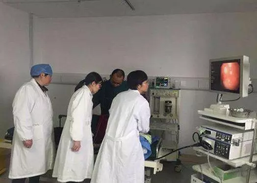 生下孩子後,老公卻從不同桌吃飯,衣服兜里發現藥瓶,我欲哭無淚