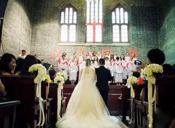 和男友打拚5年,他卻娶了老闆的女兒,結婚那天我讓他終生難忘