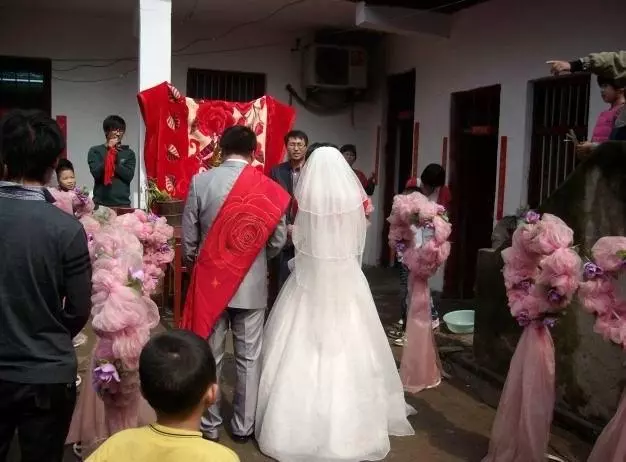 我媽出錢湊首付,房產證卻沒我名,婚禮上我媽的話讓婆婆臉面無存