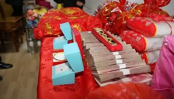 我媽出錢湊首付,房產證卻沒我名,婚禮上我媽的話讓婆婆臉面無存