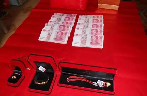 我媽出錢湊首付,房產證卻沒我名,婚禮上我媽的話讓婆婆臉面無存