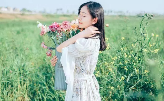 喜宴結束後,我媽打包剩菜遭岳母嘲笑,老婆的話讓我心存感激