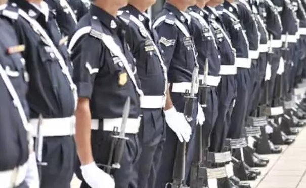 佯稱要把她載返警局調查 !