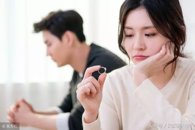 離婚後婆家拆遷前夫給我十萬,兒子留學取錢,看到餘額才知我錯了