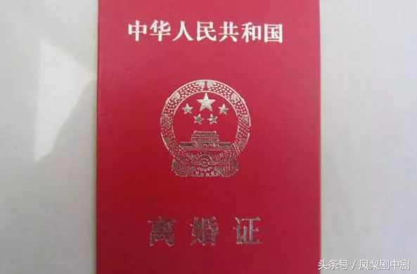 離婚一年,女兒玩手機時誤把母親自拍照發給了前夫,收到回復淚目