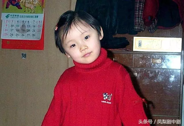 離婚一年,女兒玩手機時誤把母親自拍照發給了前夫,收到回復淚目
