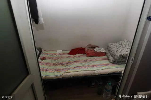 下班開車回家巧遇暈倒路邊的前妻,送她回家,門一開我眼淚直流!