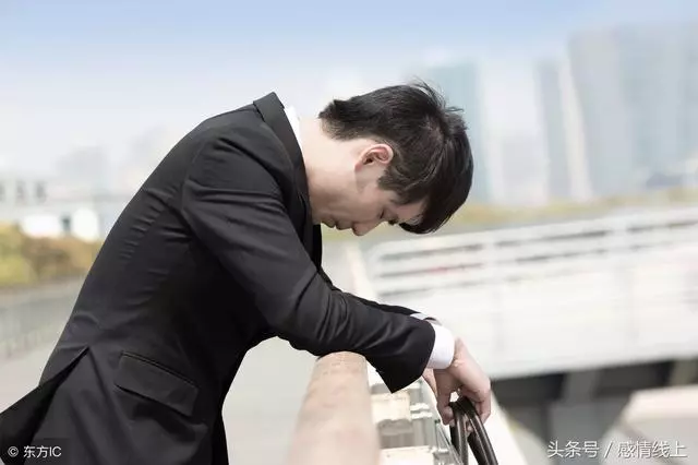 下班開車回家巧遇暈倒路邊的前妻,送她回家,門一開我眼淚直流!