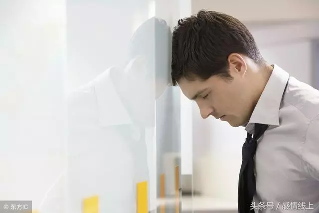 下班開車回家巧遇暈倒路邊的前妻,送她回家,門一開我眼淚直流!