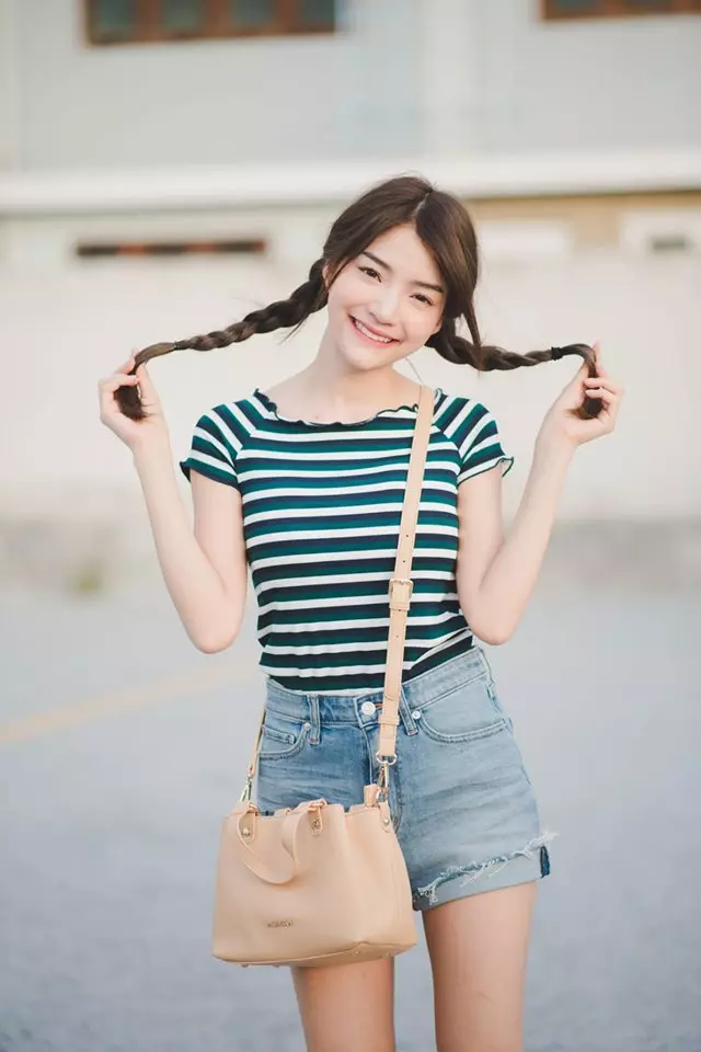 來杯泰式椰奶!泰國清純系正妹「เจ้าแก้มยืด」制服下隱藏性感美體,讓網友都被勾引!