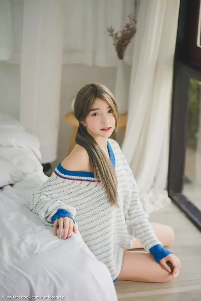 來杯泰式椰奶!泰國清純系正妹「เจ้าแก้มยืด」制服下隱藏性感美體,讓網友都被勾引!