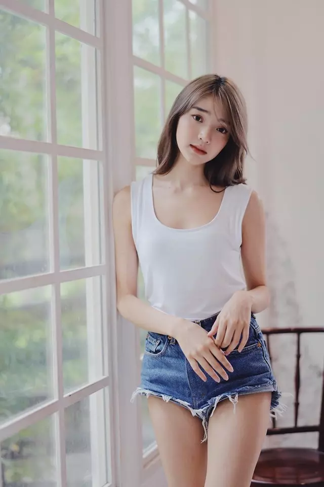 來杯泰式椰奶!泰國清純系正妹「เจ้าแก้มยืด」制服下隱藏性感美體,讓網友都被勾引!