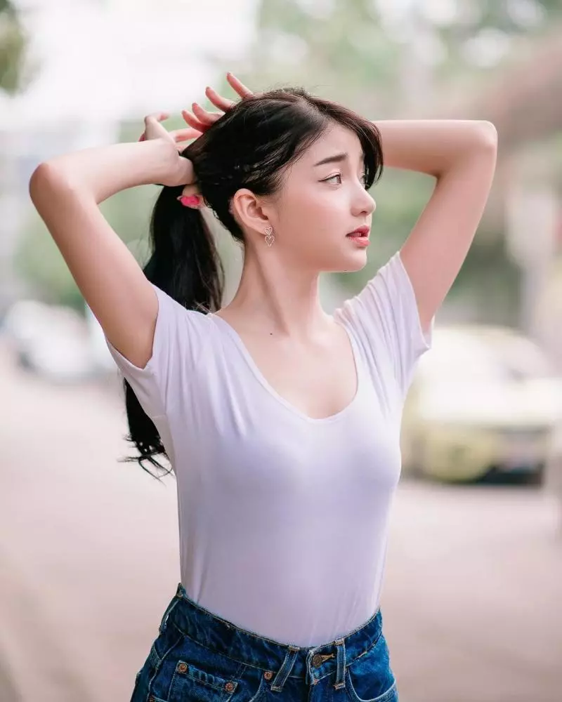 來杯泰式椰奶!泰國清純系正妹「เจ้าแก้มยืด」制服下隱藏性感美體,讓網友都被勾引!