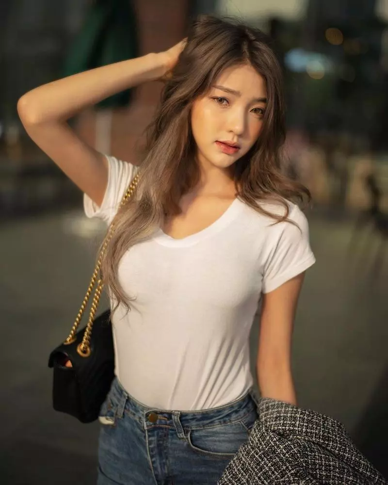 來杯泰式椰奶!泰國清純系正妹「เจ้าแก้มยืด」制服下隱藏性感美體,讓網友都被勾引!