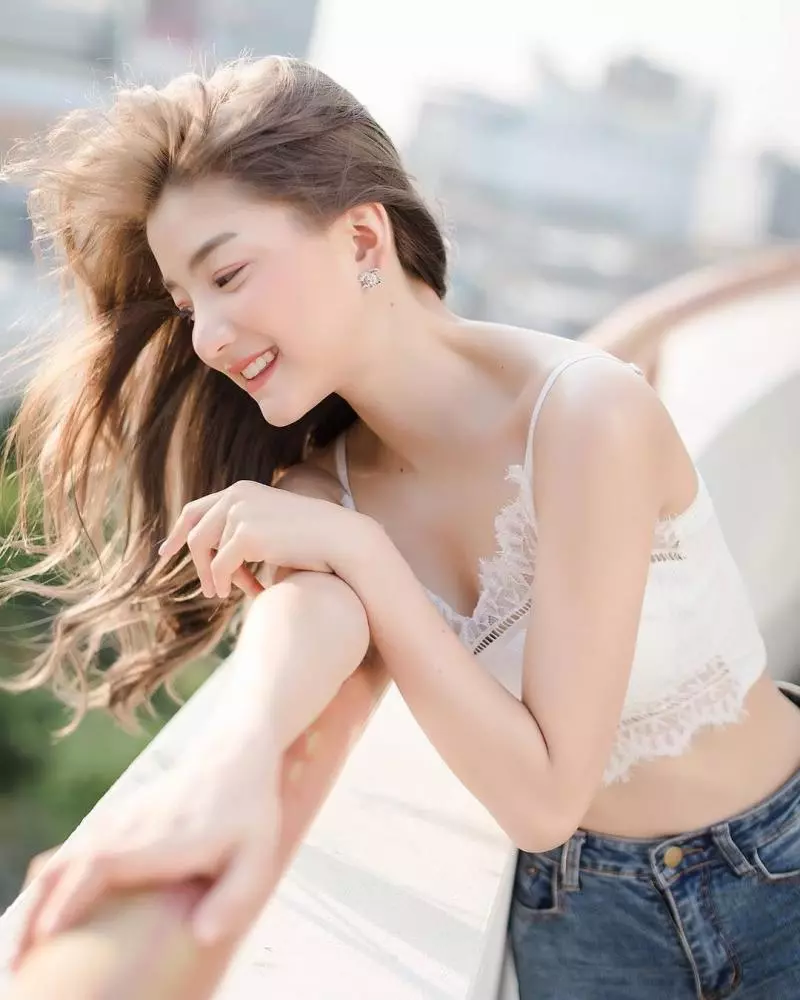 來杯泰式椰奶!泰國清純系正妹「เจ้าแก้มยืด」制服下隱藏性感美體,讓網友都被勾引!
