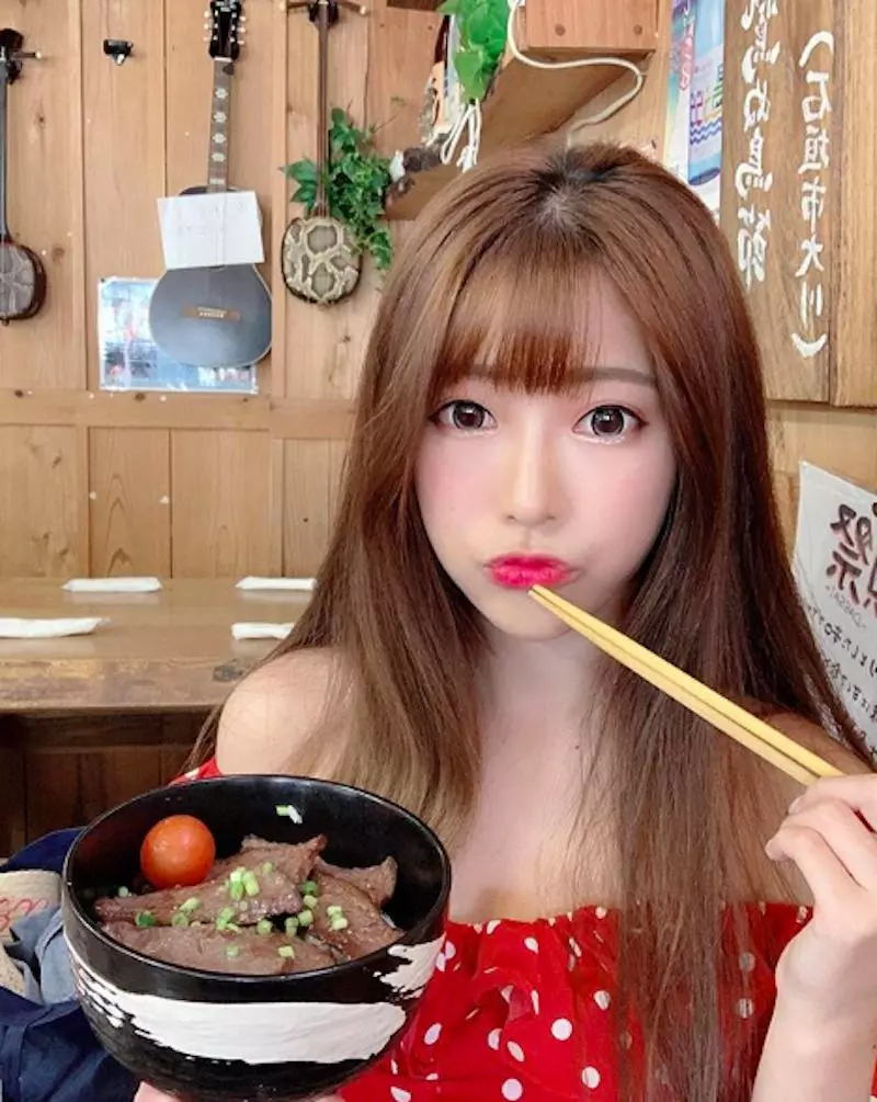 雪白美少女「簡欣汝」連吃雞都要美,看她實況就是一種享受啊!