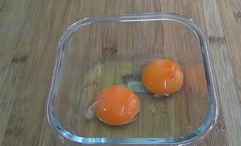 1顆高麗菜2個雞蛋,不用一滴水,筷子一攪,出鍋全家流口水,比吃肉還過癮