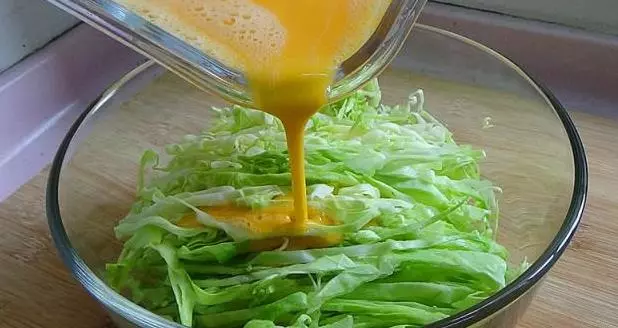 1顆高麗菜2個雞蛋,不用一滴水,筷子一攪,出鍋全家流口水,比吃肉還過癮