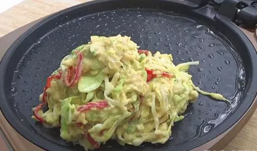 1顆高麗菜2個雞蛋,不用一滴水,筷子一攪,出鍋全家流口水,比吃肉還過癮