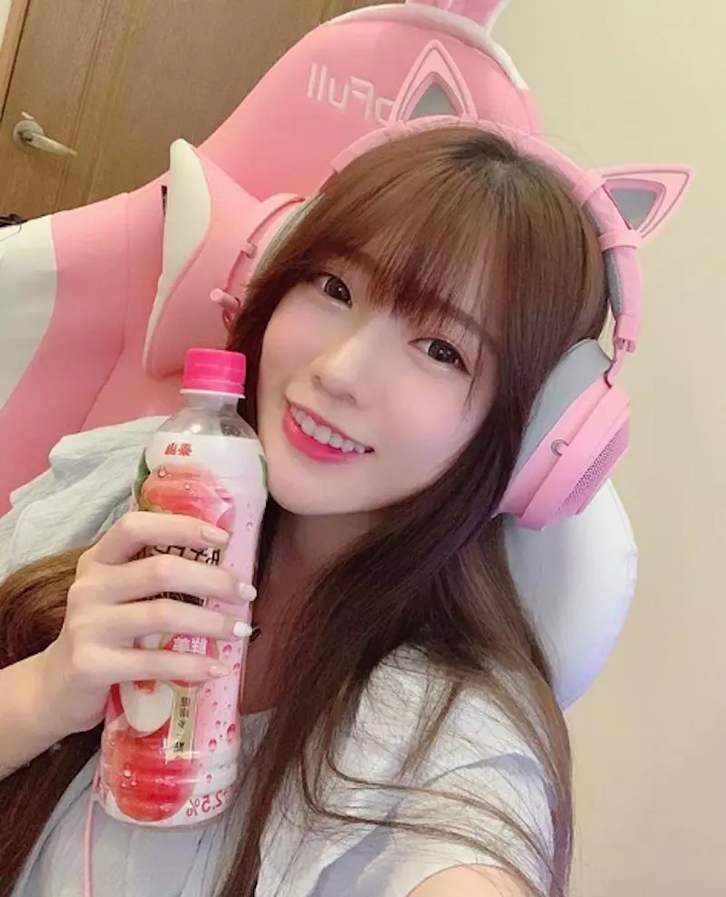 雪白美少女「簡欣汝」連吃雞都要美,看她實況就是一種享受啊!