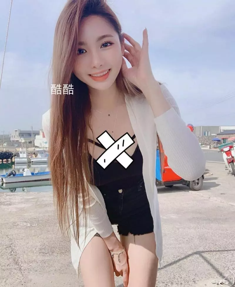 微笑已足夠讓你眼裡直直看呆,網友發言再加上身材直接歸西也願意