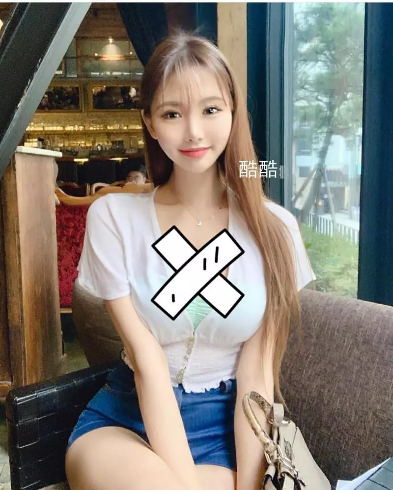 微笑已足夠讓你眼裡直直看呆,網友發言再加上身材直接歸西也願意