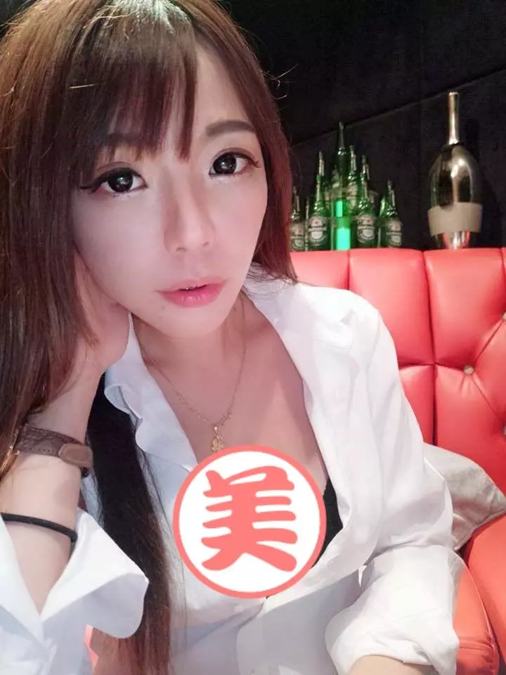 美過人的「超級辣媽」蕾蕾,窈窕曲線不愧是小精靈,變身兔女郎也輕而易舉!