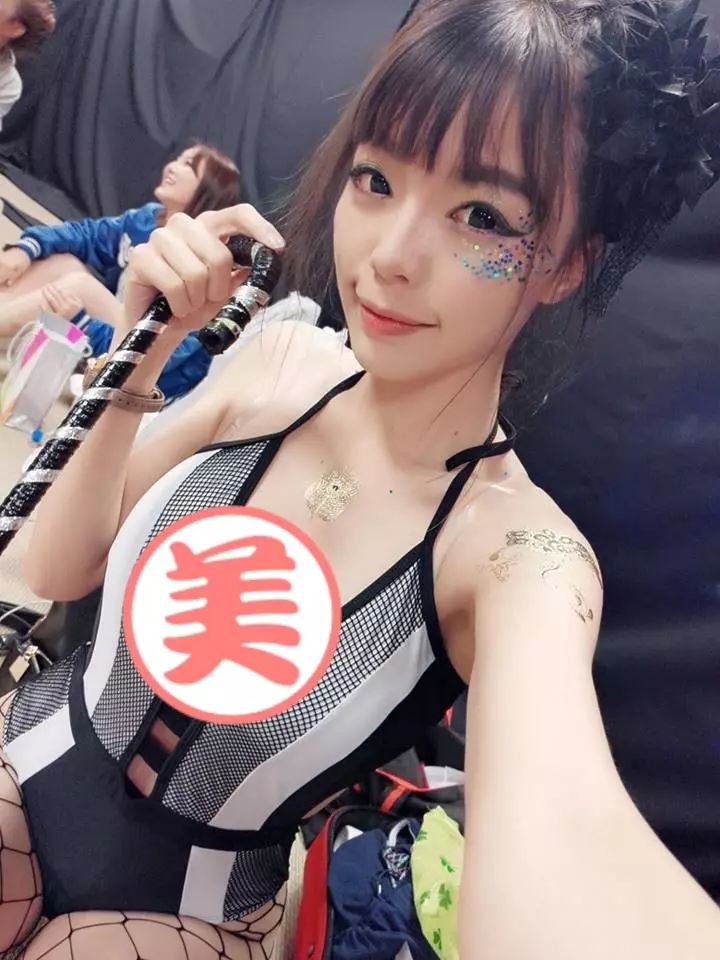 美過人的「超級辣媽」蕾蕾,窈窕曲線不愧是小精靈,變身兔女郎也輕而易舉!
