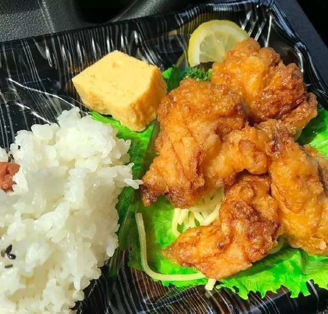 日本網友點了「炸雞」外賣後,發現生菜是印上去的,罪惡感滿滿的
