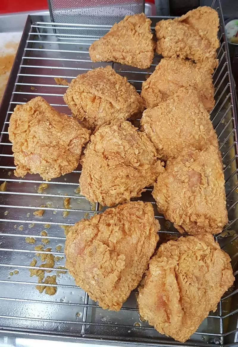 客人叫餐還要求代購土司,被拒絕後加買一桶再問:這樣能幫我買土司了嗎?XD