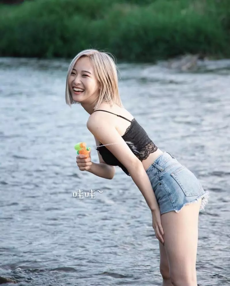 性感小野貓短發AYA 愛穿小背心 網友大喊電力好強~