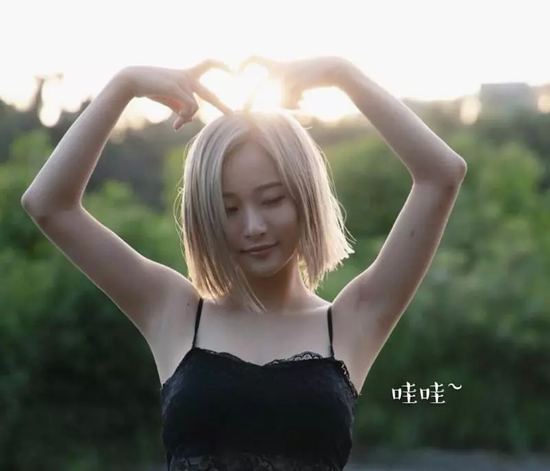 性感小野貓短發AYA 愛穿小背心 網友大喊電力好強~