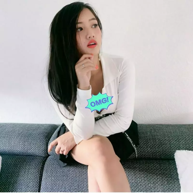 Mai小姐姐身穿白領衣裙坐在沙發cool樣自拍給粉絲看,粉絲發言最愛白衣裙