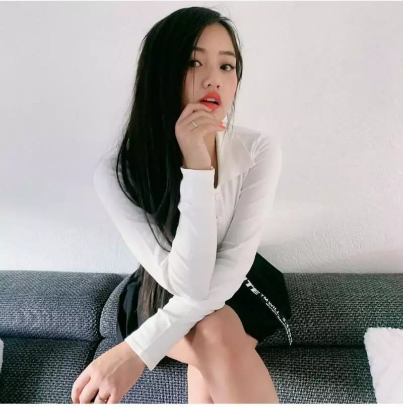 Mai小姐姐身穿白領衣裙坐在沙發cool樣自拍給粉絲看,粉絲發言最愛白衣裙