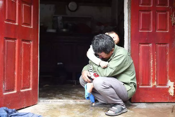 得知兒子可能在英國遇難,越南老父親抱著孫兒痛哭。。。