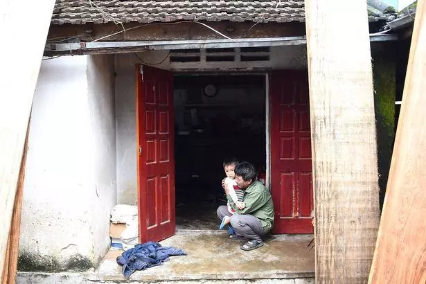 得知兒子可能在英國遇難,越南老父親抱著孫兒痛哭。。。