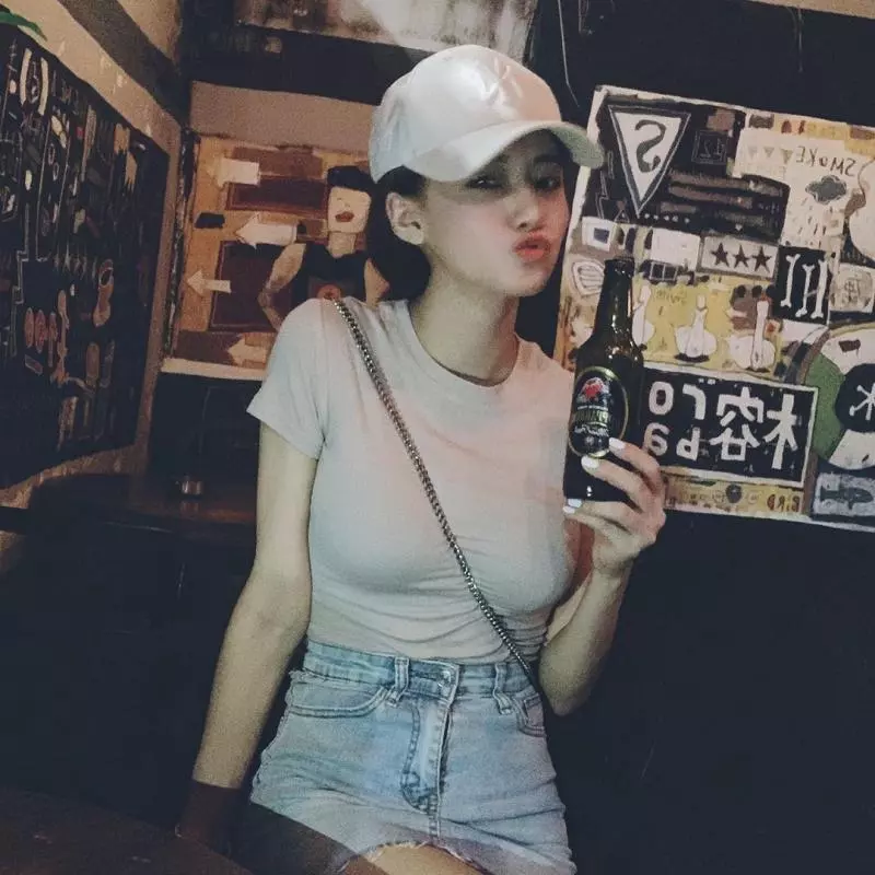 便利商店驚見「神級長腿正妹」 正面還有遮不住的好身材!