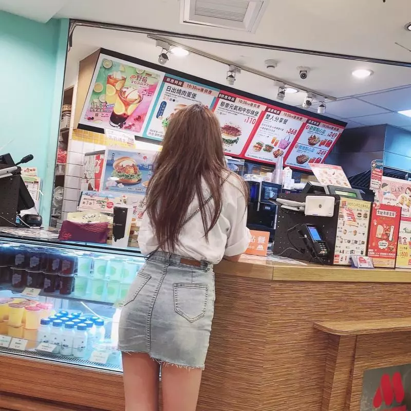 便利商店驚見「神級長腿正妹」 正面還有遮不住的好身材!