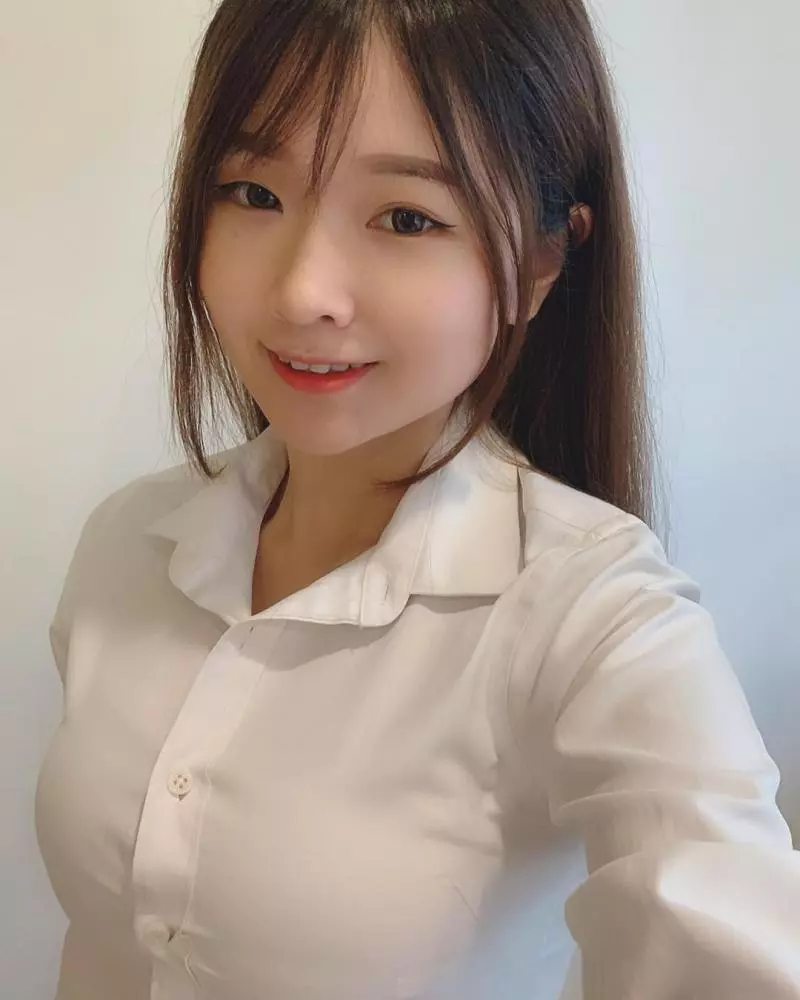 清純小會計「Chiu Tzu邱邱」深藏不露,白襯衫扣子快被傲人曲線給撐壞啦!