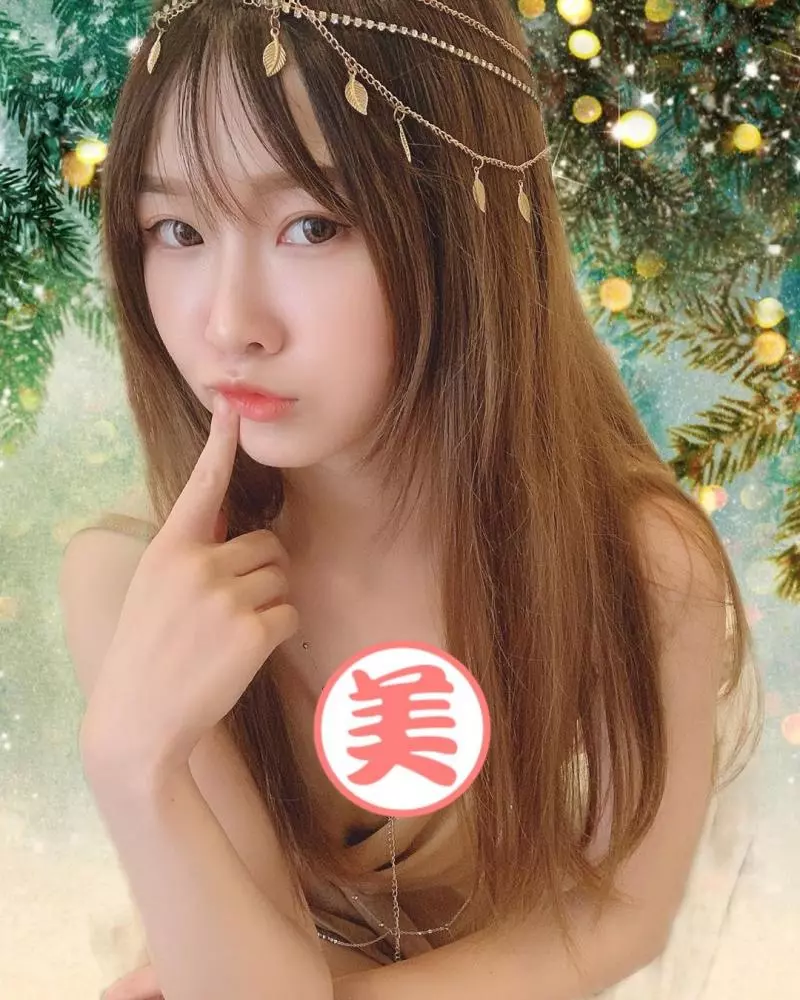 清純小會計「Chiu Tzu邱邱」深藏不露,白襯衫扣子快被傲人曲線給撐壞啦!