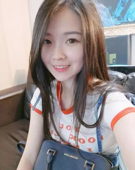 清純小會計「Chiu Tzu邱邱」深藏不露,白襯衫扣子快被傲人曲線給撐壞啦!