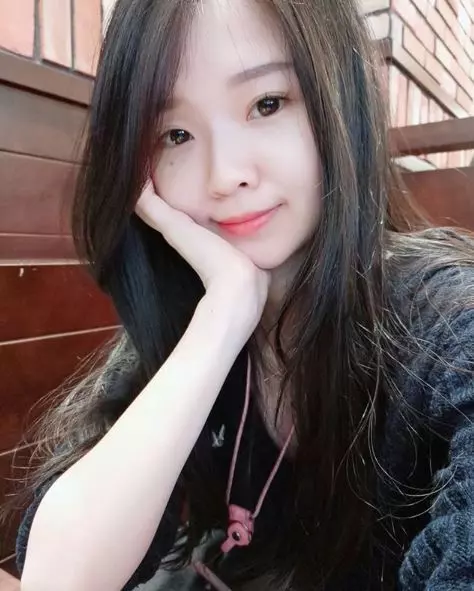 清純小會計「Chiu Tzu邱邱」深藏不露,白襯衫扣子快被傲人曲線給撐壞啦!