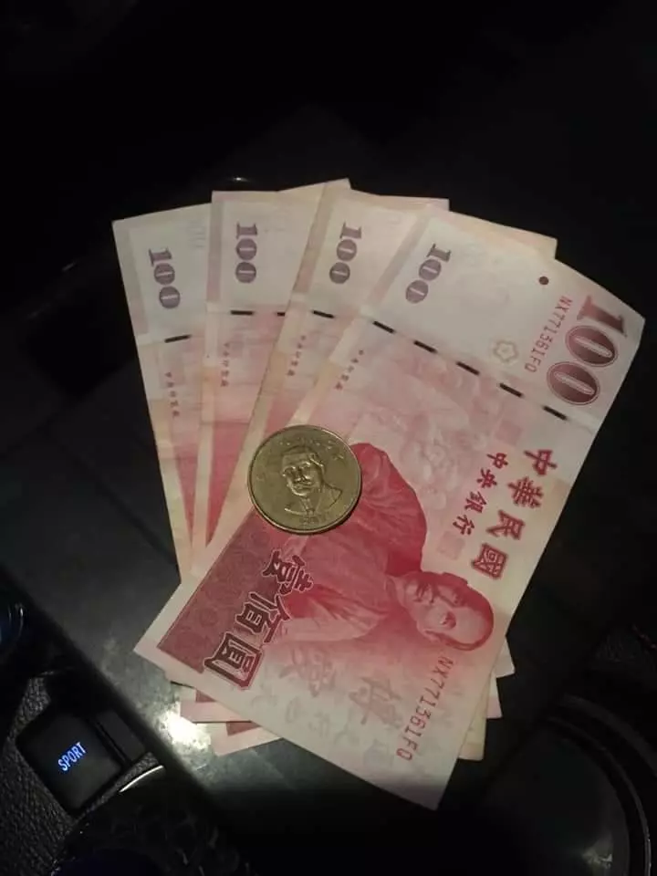高冷美女坐車目的地超偏僻連民房都沒有,計程車司機手抖接車費:明天會不會變紙